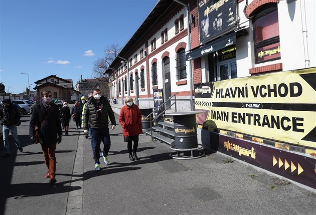 Proměna haly po nevěstinci v Holešovické tržnici. Město předeslalo, co tam bude