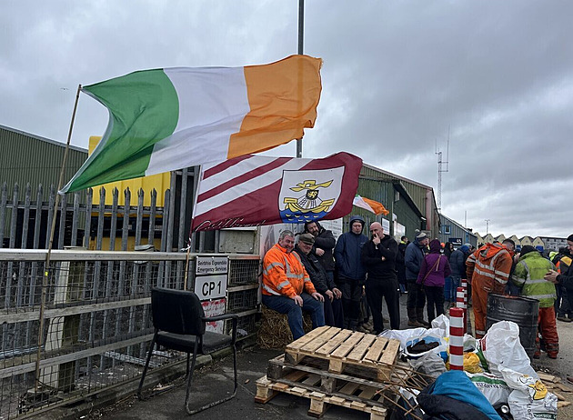 Irsko protestuje kvůli drahé naftě. Stovka pump je bez zásob, armáda ve střehu