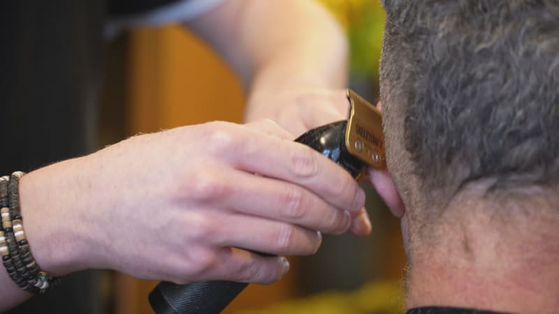 Wolf cut, long layers nebo buzz cut. Kadeřníkům už nestačí znát mikádo, musí být kreativnější