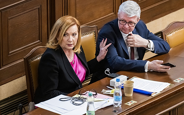 Noční bitva poslanců o zákon kvůli regulaci cen nafty a benzinu vládou vrcholí