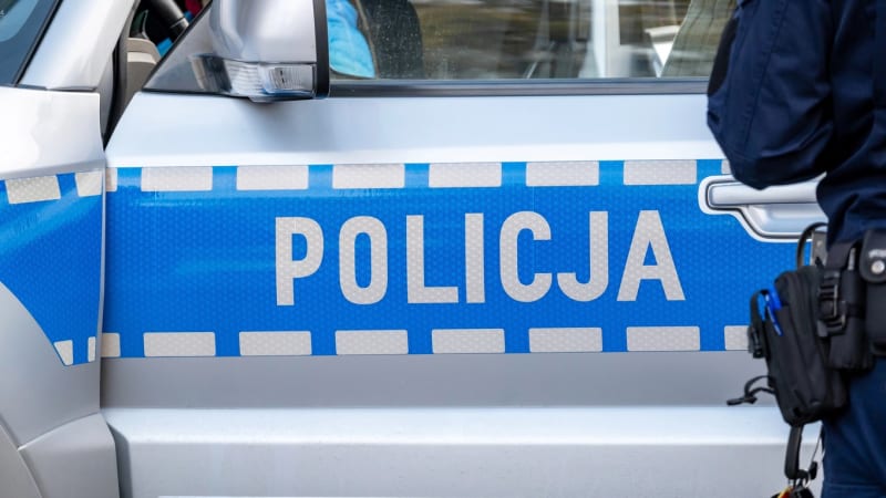 Tragédie v Polsku: Šestiletá dívka běžela přivítat otce, upadla a pod koly jeho auta zemřela