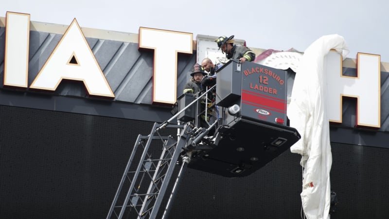 Drsný náraz parašutisty: S vlajkou USA vletěl do výsledkové tabule. Incident zachytily kamery