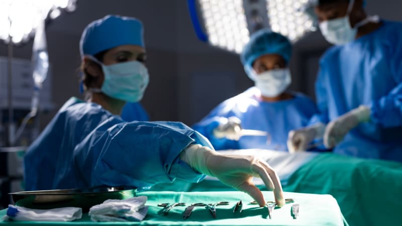 Místo sleziny pacientovi vyoperoval játra: Za zabití hrozí lékaři až 15 let vězení