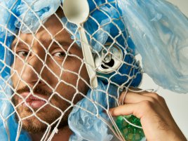 Globální síť má skrytý řád. Vědci odhalili, proč jsme si tak blízko