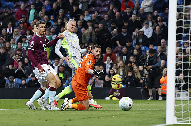 City vládlo v Burnley a předstihlo Arsenal. Bournemouth uhrál s Leedsem remízu