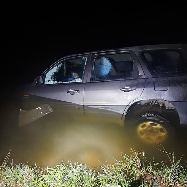 Řidič nezvládl jízdu po úzké hrázi a utopil auto, dechová zkouška ukázala proč