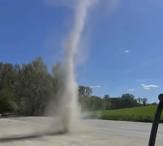 „Mysleli jsme si, že je to tornádo.“ Muž natočil u Kroměříže hejno rarášků