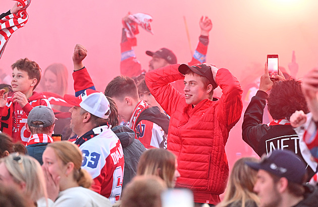 Pardubice slaví titul, centrum zaplnily tisíce lidí. V noci přivítají mistry