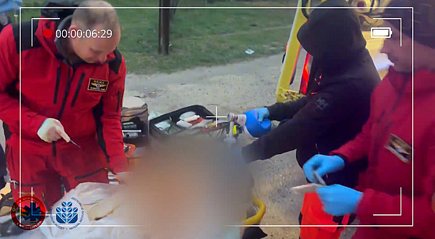 Bezprecedentní zákrok. Maďarský lékař operoval pobodaného muže přímo na ulici