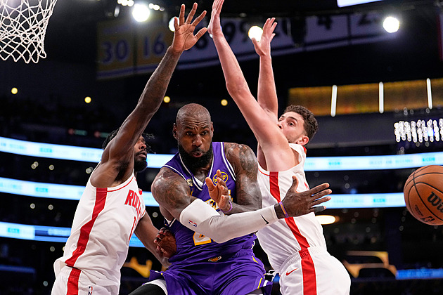 Nic nekončí. Lakers se trápí s Houstonem, Cunninghamův rekord zachránil Detroit