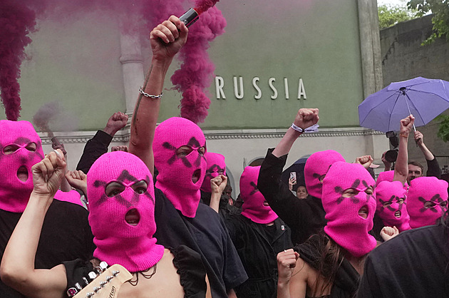 Kontroverze na Bienále. Rusko otevřelo pavilon, Pussy Riot zapálily dýmovnice