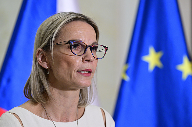 Manžel nás nepodporoval, brání se Mrázová. Při vysvětlování kauz slzela