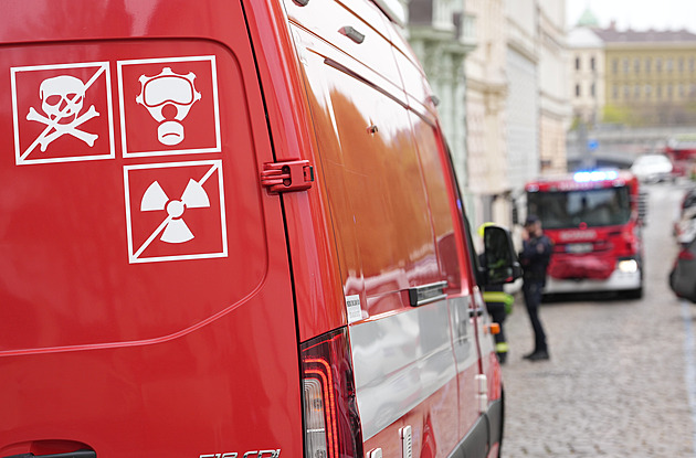 V kabinetu školy unikly chemikálie, hasiči evakuovali školu