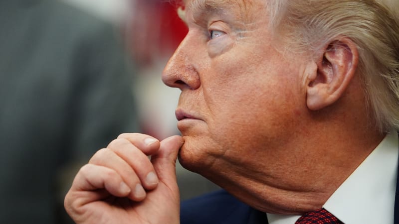 V Íránu opět zuří boje: Trump nařídil úder na klíčový přístav, informují média