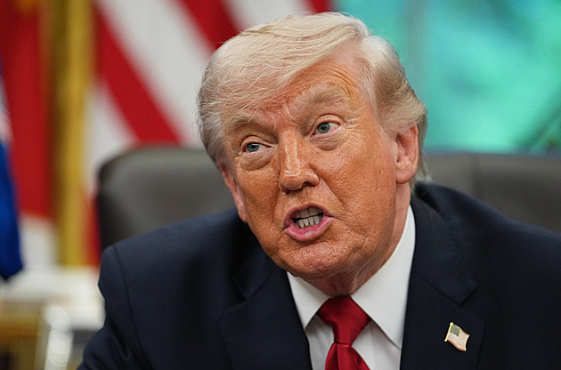 Trump má nasazené růžové brýle. Írán vydrží blokádu i měsíce, varují tajné služby