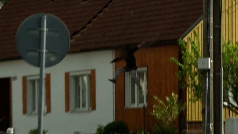 Agresor terorizoval obec na Brněnsku. Ze střechy házel tašky i po zásahové jednotce, pak spadl