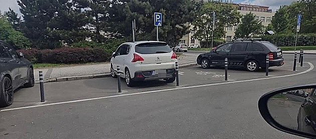Jako ježci v kleci. Sloupky zatarasily auta, řidiči si nevšimli změněného značení
