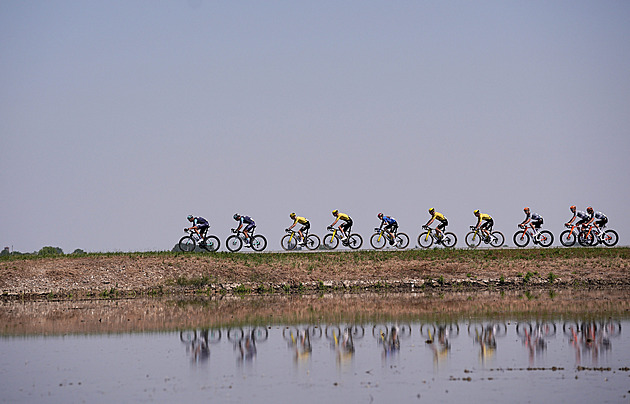 Giro ONLINE: Alpský sprint. Peloton zrychluje, v úniku šlape i Hirt