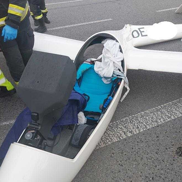 Co mohlo být za pádem kluzáku na silnici? Chyba pilota, nebo spěch před bouřkou