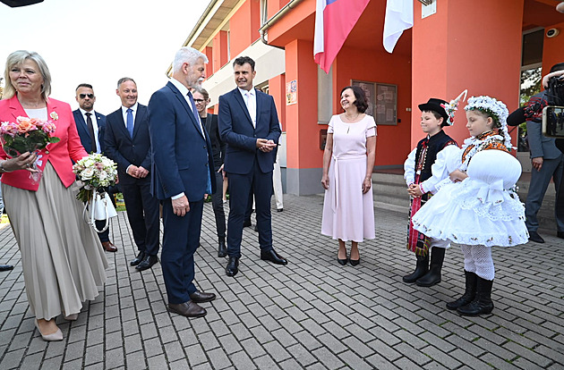 V Boršicích vítali Pavla v krojích. Jezdíte na motorce po zadním kole? ptaly se děti