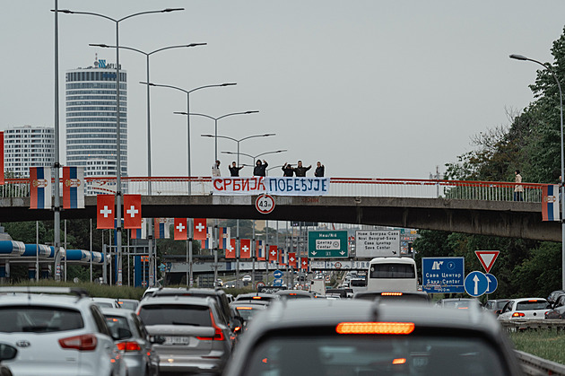 Rok a půl od tragédie a napětí je stále patrné. Bělehrad rozdělují protesty