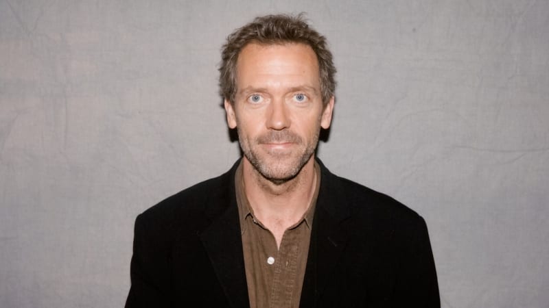 Představitel Dr. House je v Praze. Fotografové ho zachytili, jak kouří před hotelem