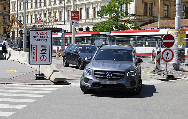 Autům v Brně vjezd povolen i na chodník. Pěší musí speciálním koridorem