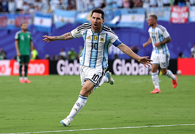 Oslavovaný Messi: O čísla mi nejde, fotbal už si jen užívám. Ale neměl být vyloučený?