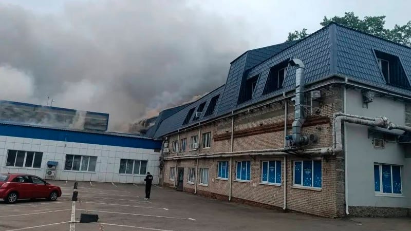 Z rafinerie v Moskvě šlehají plameny, ukazují záběry. Ukrajinci zasáhli klíčový most na Krymu