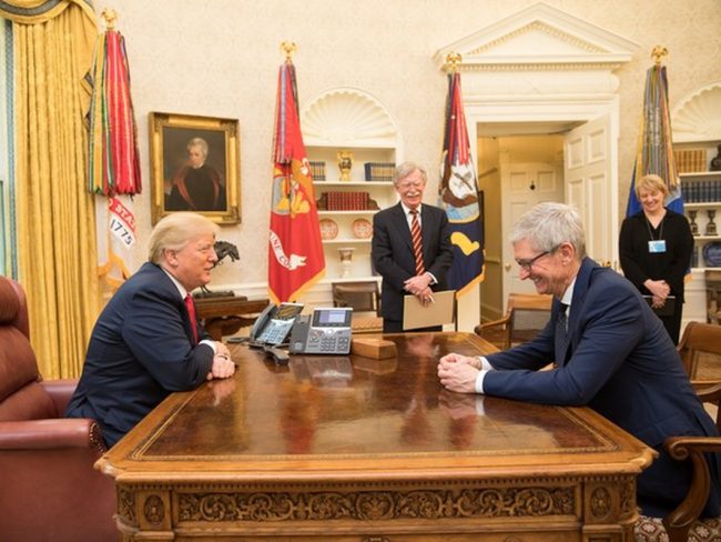 Intel bude vyrábět čipy pro Apple, prozradil Donald Trump