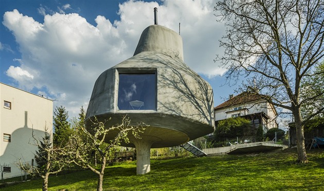 Prodej unikátu v Kyjích. Dům v sadu od architekta Šépky vyjde na 13,5 milionu