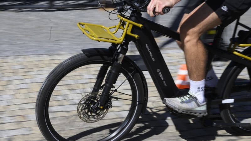 Na kole jel v Česku až 120 km/h: Prosvištěl kolem, vzadu měl sedačku, nechápal řidič