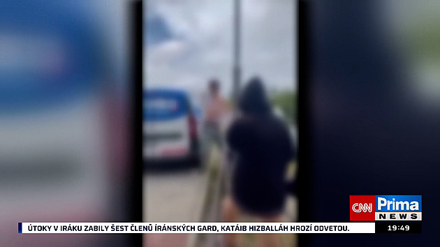 Mladiství v přesile bili pěstmi patnáctiletého chlapce, útok natáčeli na mobil