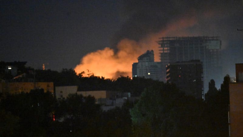 Tvrdý útok na Kyjev: Městem otřásaly silné exploze. Na místě jsou mrtví, vypukly požáry