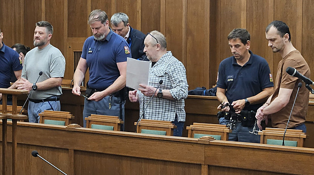 Z Ukrajiny proudily stovky kilogramů fosforu na výrobu pervitinu. Soudí rodinný gang