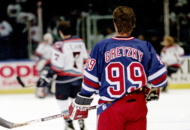 Gretzky do New Yorku! Stres, sliby a haldy dolarů v epochálním přestupu