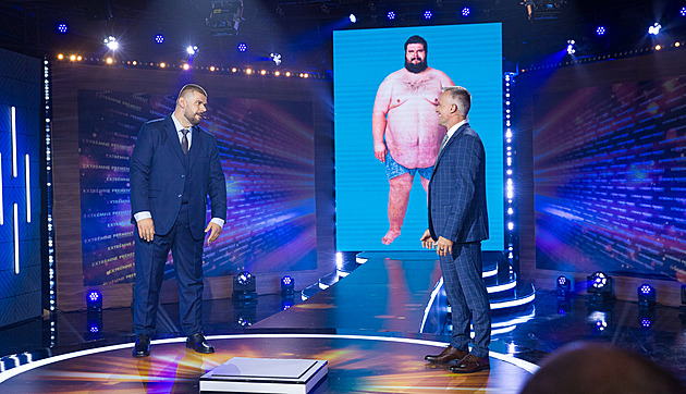 Sedm rohlíků, slanina a cukroví na snídani. Tomáš se projedl k 265 kilogramům