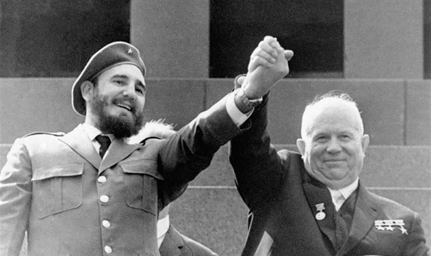 Přežil stovky atentátů a deset prezidentů USA. Před 100 lety se narodil Fidel Castro