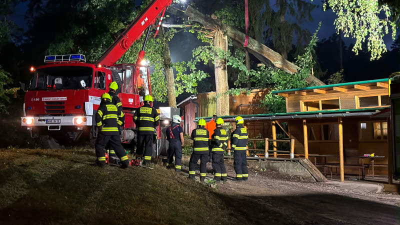Bouřky pustoší Česko: Tisíce domácností se ocitly bez proudu, hasiči hlásí stovky výjezdů