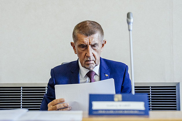 Koalice chce ve Sněmovně v září jednat o zmrazení platů politiků