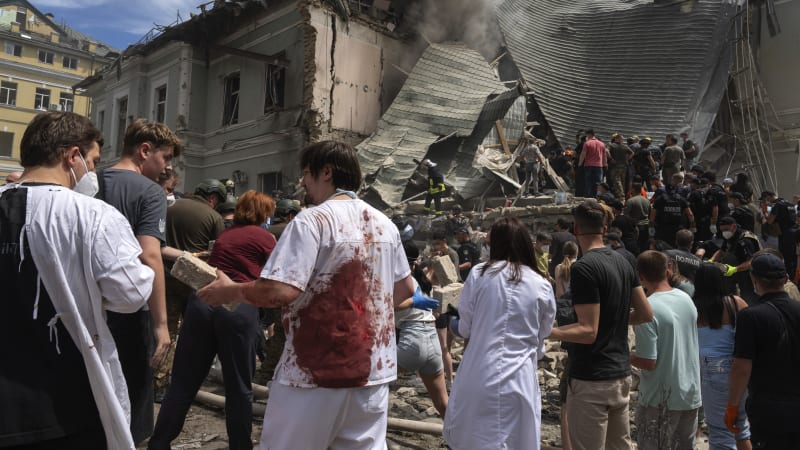 Šest mrtvých, zasažená dětská nemocnice i škola. Rusko tvrdě bombardovalo Kyjev
