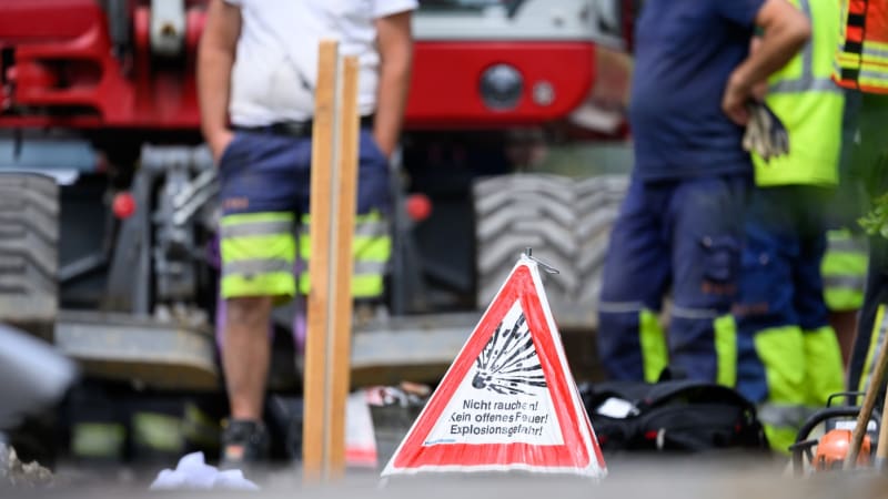 Mohutná exploze u Vídně. Z továrny na pyrotechniku stoupá černý dým, ukazují záběry