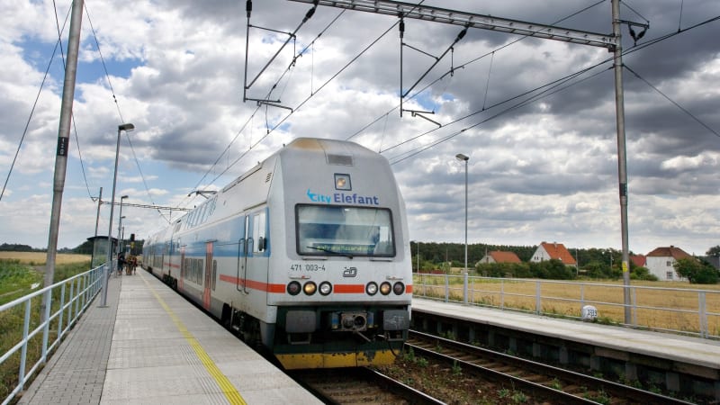 Srážka vlaku s osobou v Praze omezila městské tratě. Některé linky jsou odřeknuty