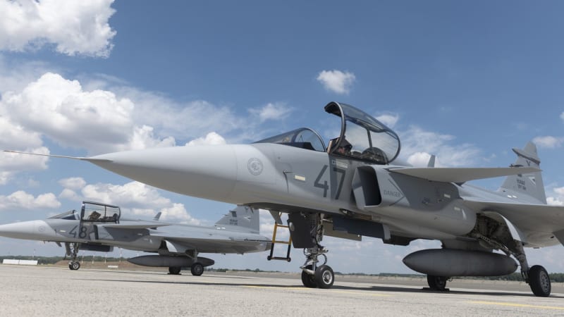 Zřícení stíhačky Gripen v Maďarsku: Pilot se katapultoval, video zachytilo hustý dým