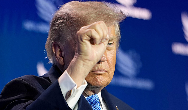Trumpova cla zasáhla Kanadu. Zdražit mohou hokejky, dřevo i psí náhubky