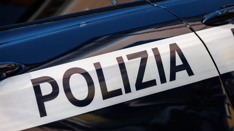 Unesl expartnerku v kufru a shodil ji z mostu, pak skočil sám. Hrůzný případ otřásá Itálií
