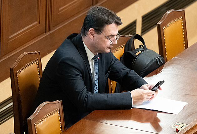 Koalice prosadila zákon, který usnadní výměnu úředníků, omezila i Pavla