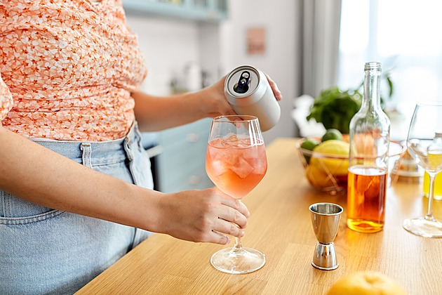 Reklama na alkohol nemá zásadní vliv na to, kolik lidé vypijí, míní Češi