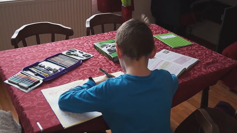 Pomáháte dětem s domácími úkoly? Odborníci varují, že přílišná asistence může školákům škodit