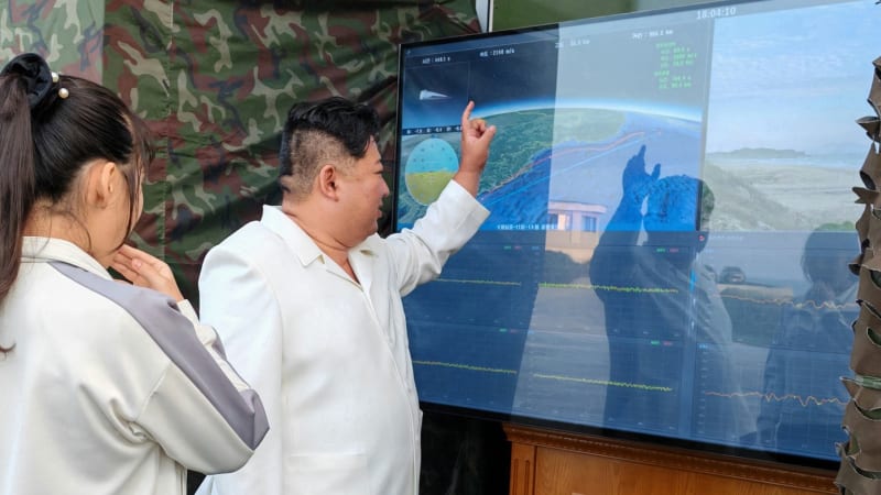 Kim s dcerou otestoval novou utajenou zbraň KLDR. Spekuluje se o hypersonické střele